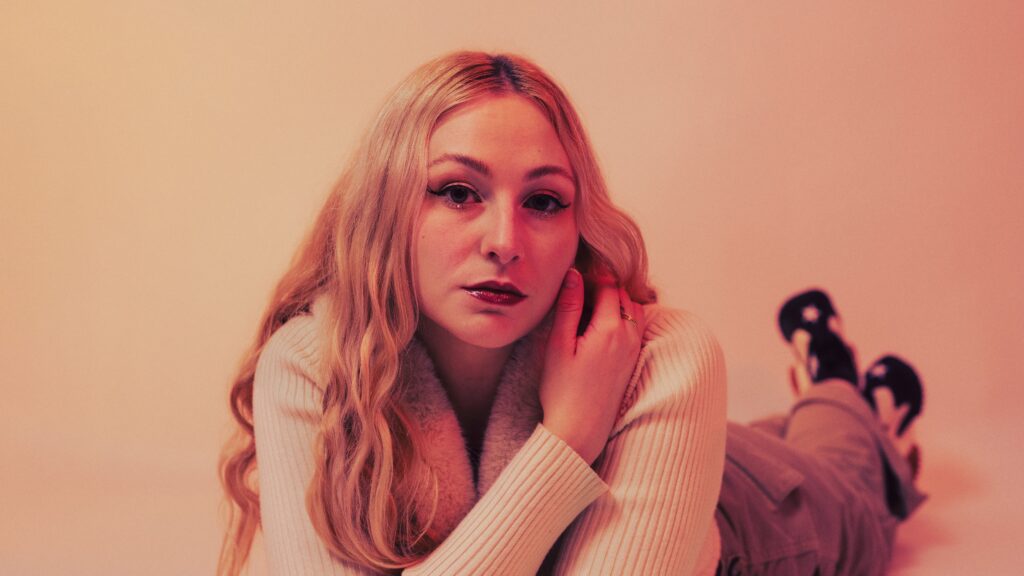 Exclusive Premiere: B-ahwe "Fall Into" (apltn Remix)"